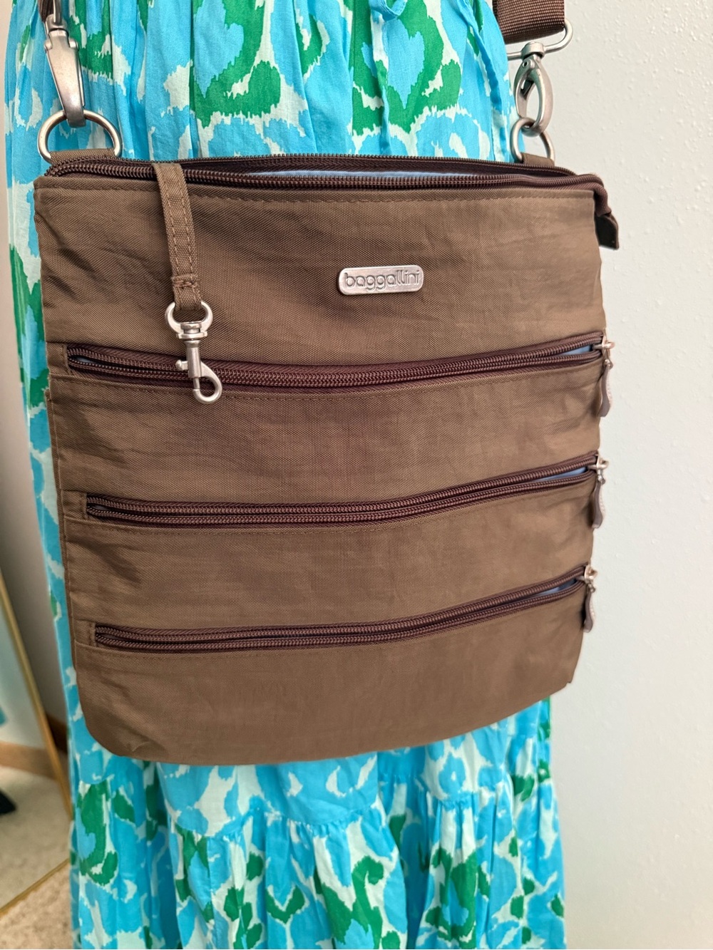 Baggallini Multi Pocket Crossbody Travel Bag Brown Nylon Organizer Purse - Picture 2 of 8